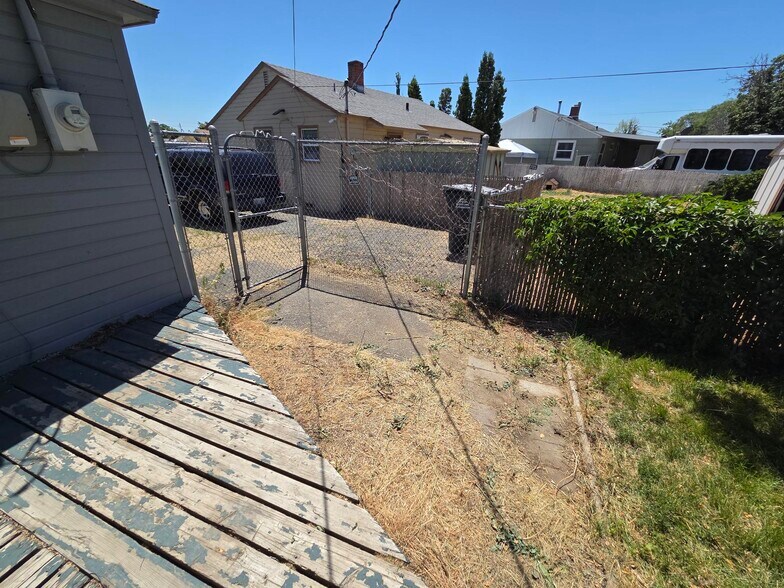 Building Photo - 420 N Mattson Dr