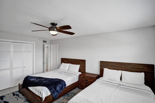 Building Photo - 1160 Hillsboro Mile
