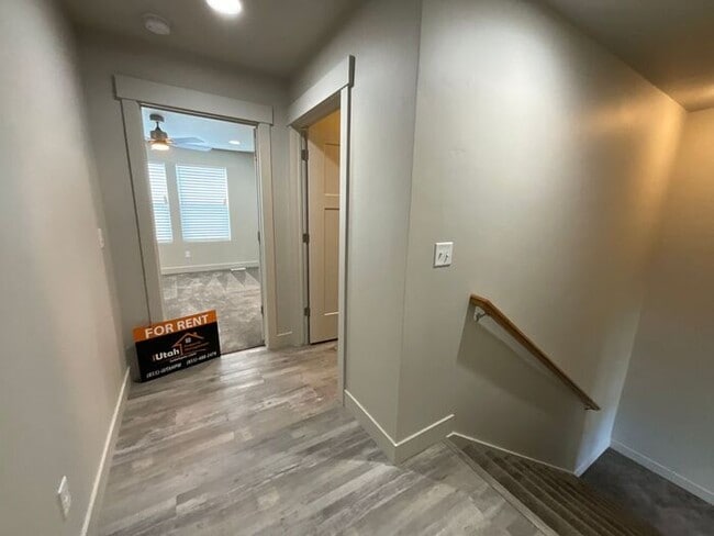 Building Photo - 2 bedroom 2 1/2 bath townhouse