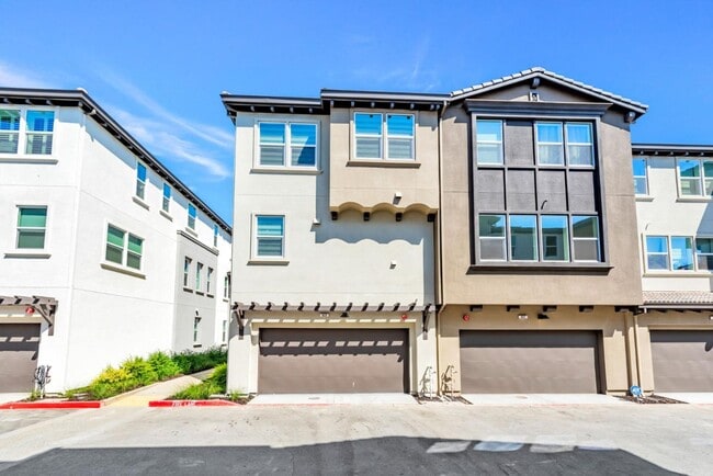 Building Photo - 923 Loyola Ln