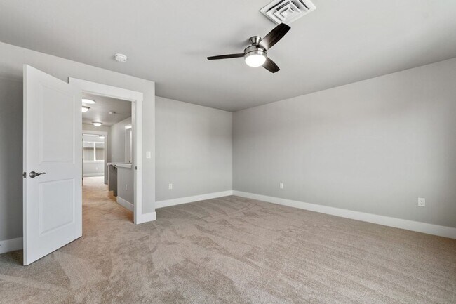 Building Photo - 3 bedroom, 2.5 bath townhome, minutes from...