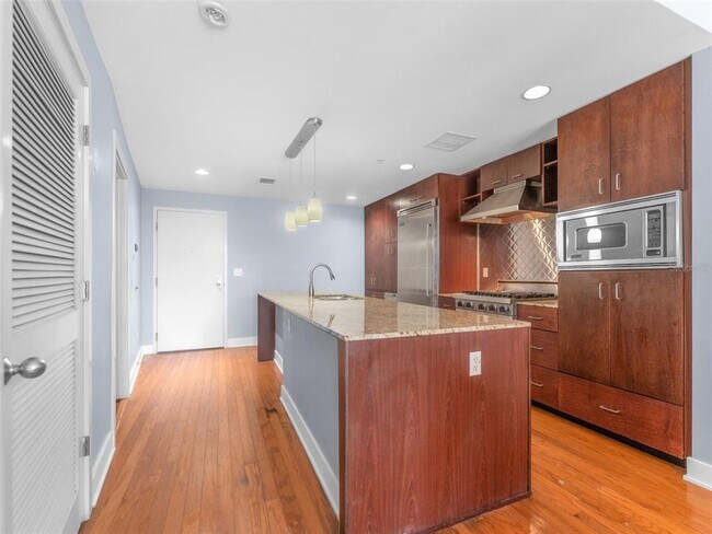 Building Photo - 1120 E Kennedy Blvd