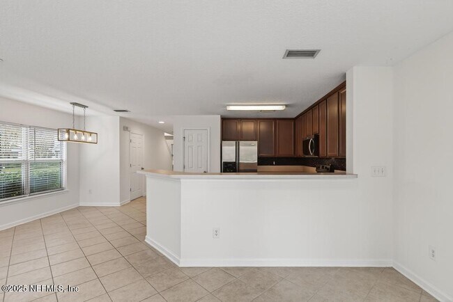 Building Photo - 411 Walnut Dr