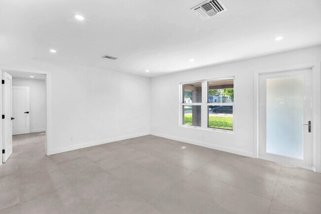 Building Photo - 4640 SW 25th Terrace