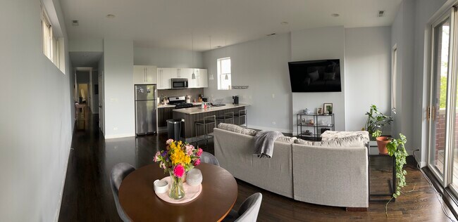 Building Photo - 2117 W Gladys Ave