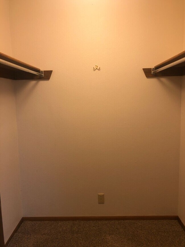 Building Photo - LAKEFRONT Condo Style Living!