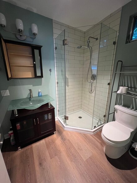 Building Photo - 835 N Kenter Ave