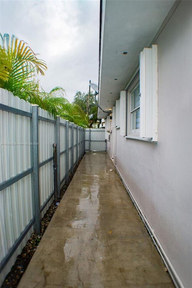 Building Photo - 2638 SW 30th Ct