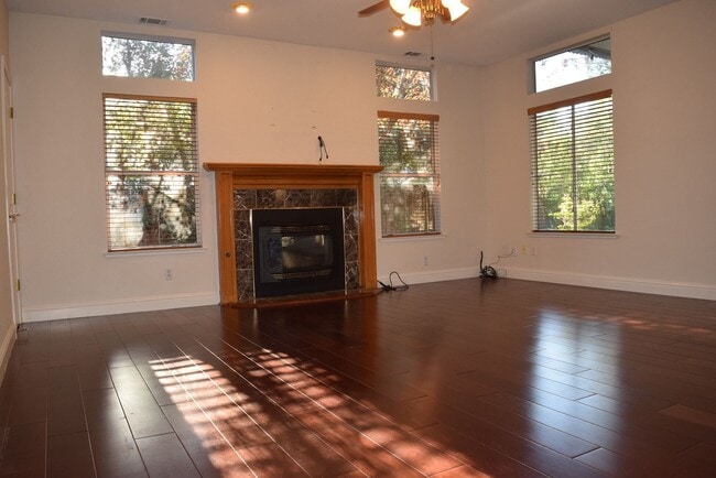 Building Photo - 303 Ironwood Cir