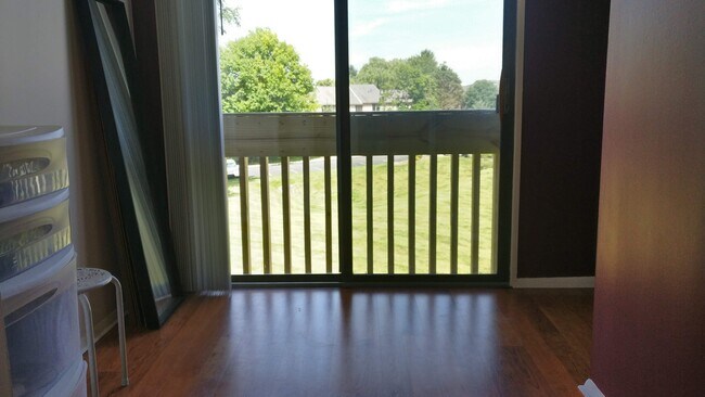 Foyer with Sliding Windows - 804 Stratford Dr