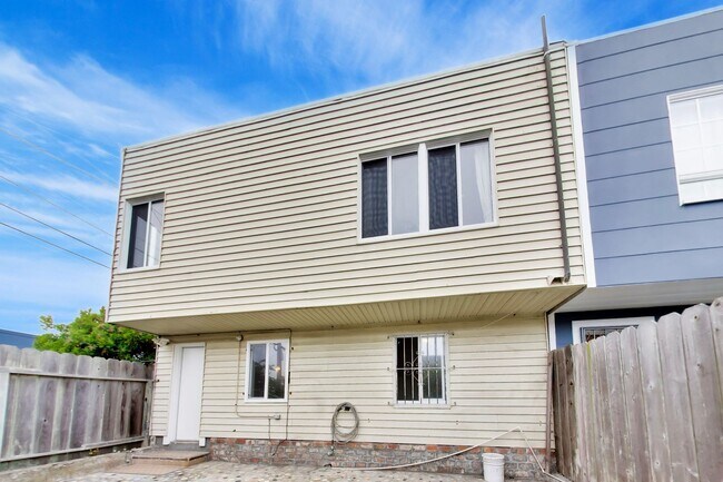 Building Photo - Bright Corner Home with Family Room, Yard & Laundry in Prime Sunset Location!
