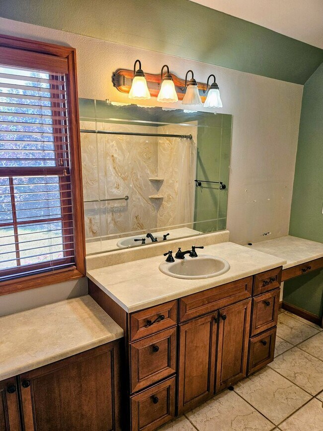 Building Photo - ALL PROSPECTIVE TENANTS MUST SUBMIT A $58 ...