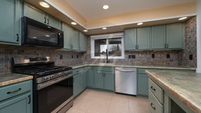 Building Photo - Charming Rancher in Highland Park