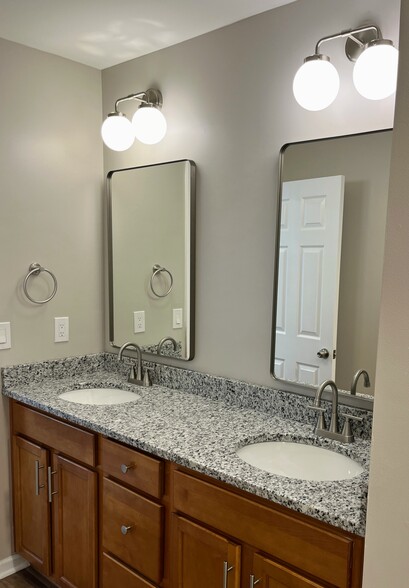 Building Photo - 14 Crestbrook Dr SW