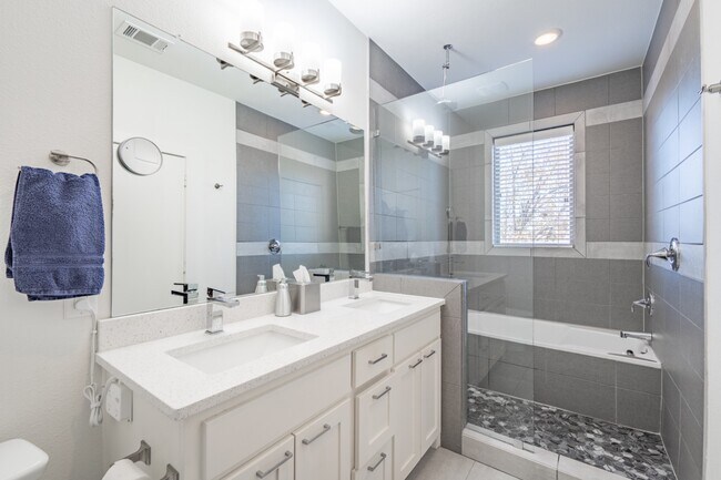 Building Photo - 2 Bed Option in East Dallas Townhome off Greenville Lakewood Neighborhood
