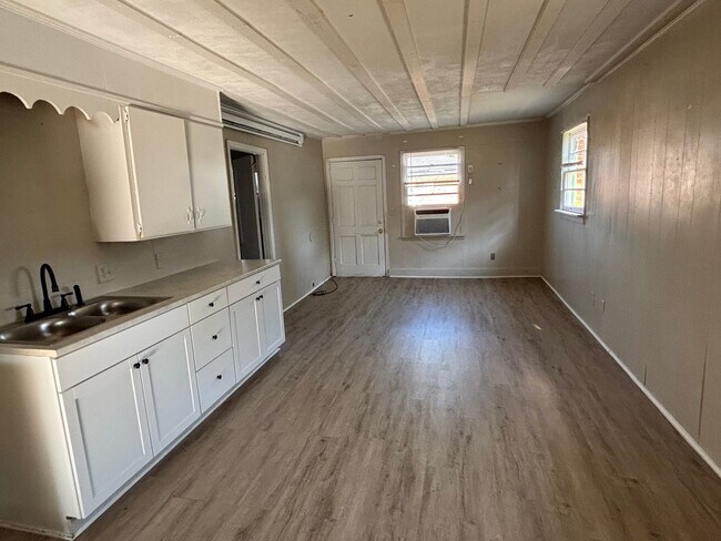 Building Photo - 1361