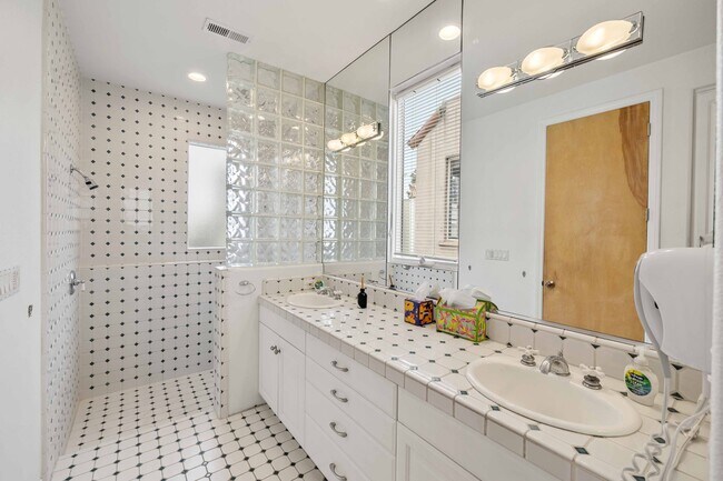 Building Photo - 121 Marine Pl