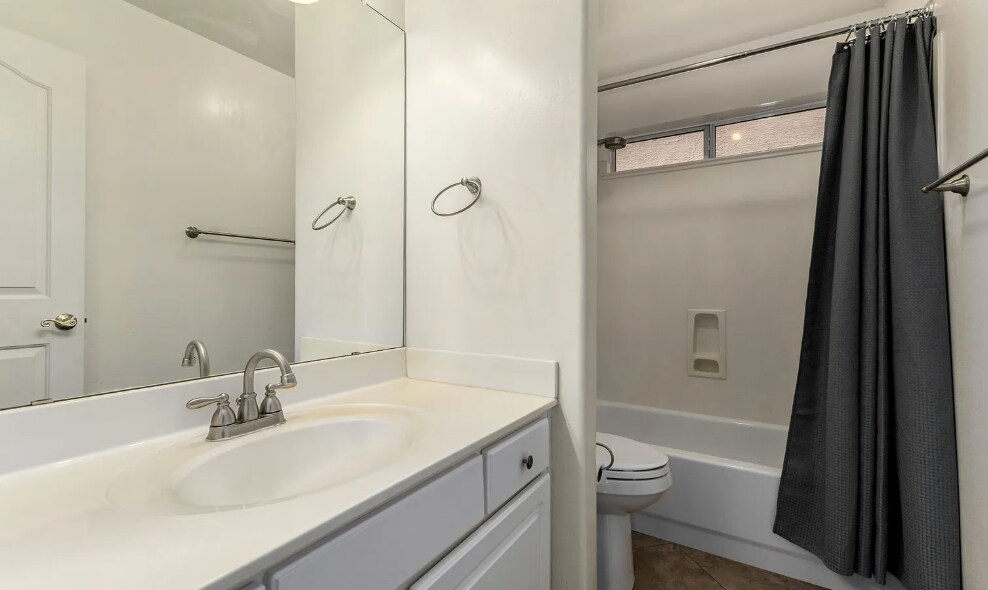 Building Photo - 517 S Paradise Dr