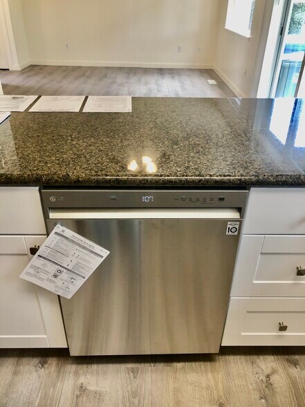 granite countertops - 550 Van Wey Cir