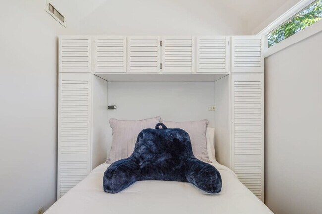 Building Photo - 817 Terry Ln