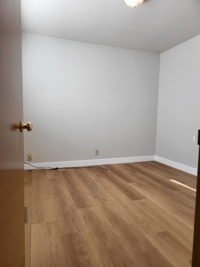 Building Photo - Recently Upgraded Townhouse in the Hills o...