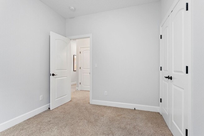 Building Photo - Beautiful 4-bdr/2.5 bath Beaverton home w/ fireplace near nature area, Intel, Nike, and more