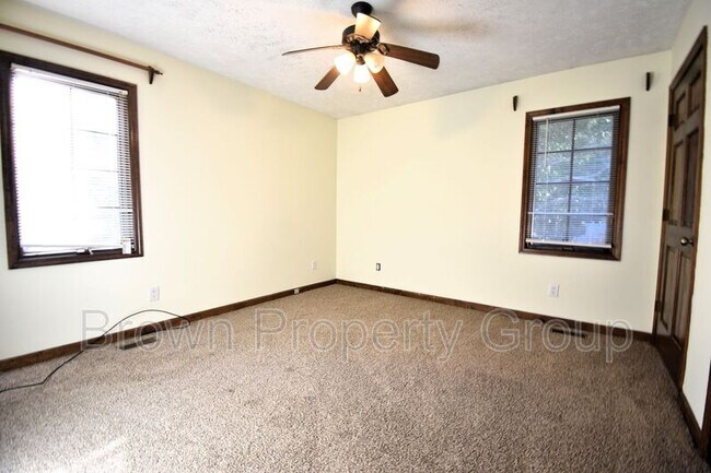 Building Photo - 901 Fredonia Dr