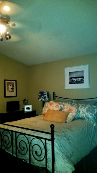 master bed - 10724 Wallace Ln