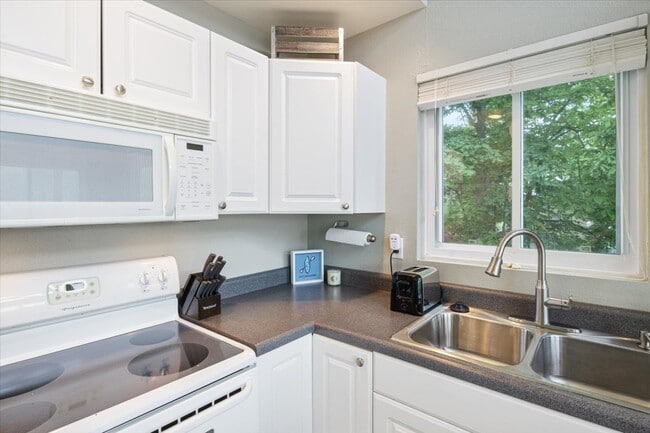 Building Photo - 24 Mimosa Rd