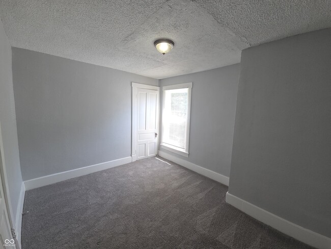 Building Photo - 516 W 28th St