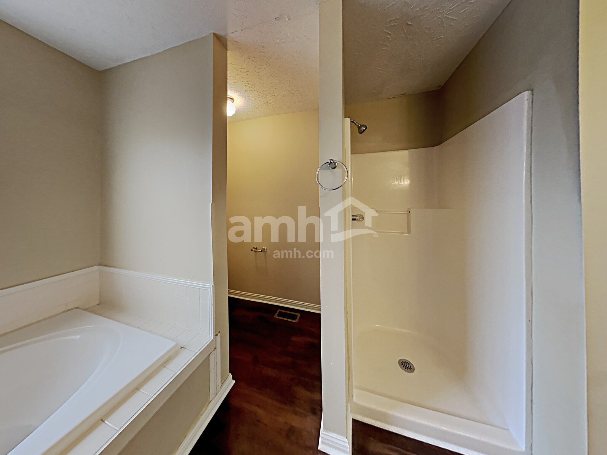 Building Photo - 7411 Meadowwood Way