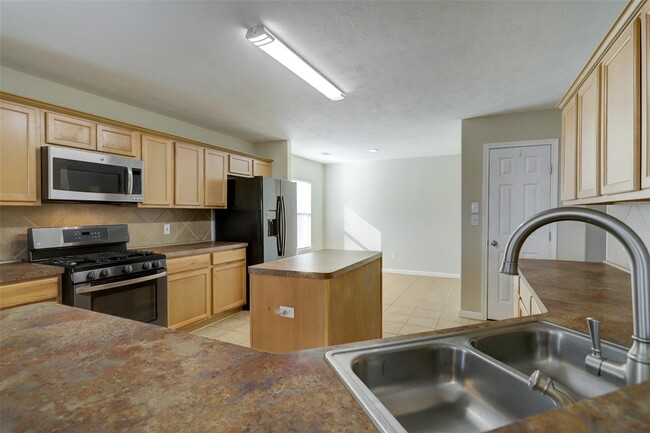 Building Photo - 18319 Austin Oak Ln