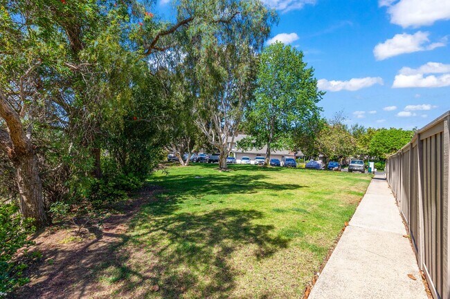 Building Photo - Spacious & Central 3BR/2.5 BA Town Home