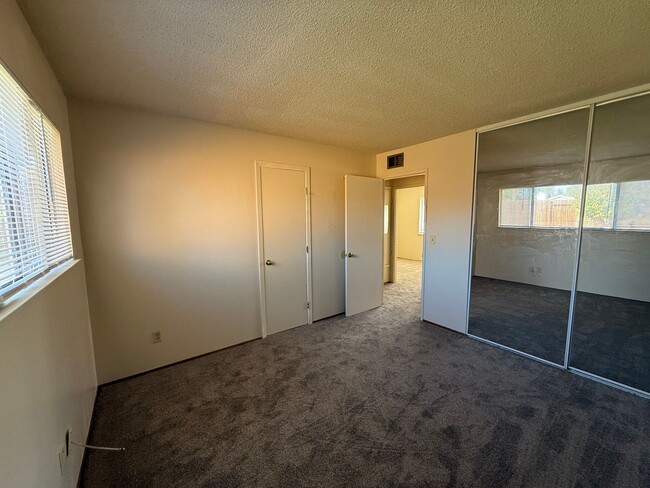 Building Photo - 3 bed 1 bath available in North Highlands!