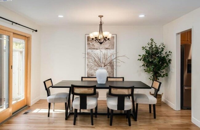 Building Photo - 725 Old Creek Rd