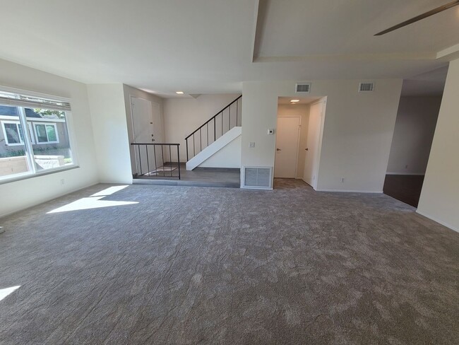 Building Photo - Spacious Two story 3 bed 2.5 baths + 2 car garage in great school district.