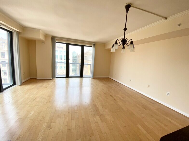 Living room in penthouse corner unit - 616 E St NW