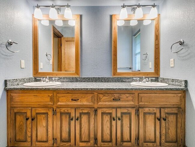 Building Photo - *Rare Find* Stunning Brookhaven 4 Bed 2.5 ...