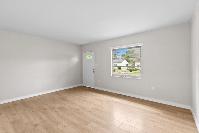 Building Photo - 725 40th Pl
