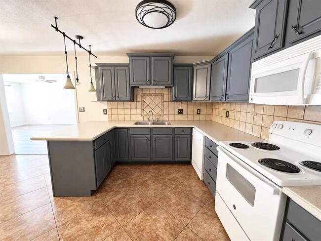 Building Photo - 208 Cherrywood Dr