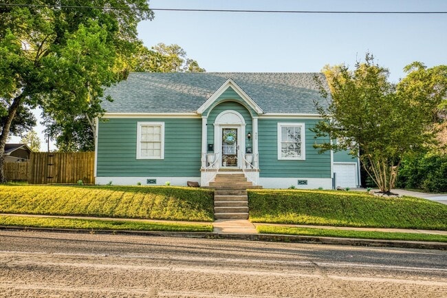 Primary Photo - 909 W Main St