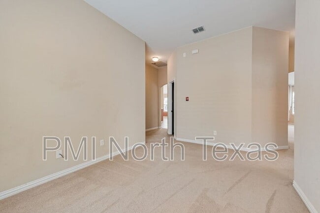 Building Photo - 1732 Bluebird Dr