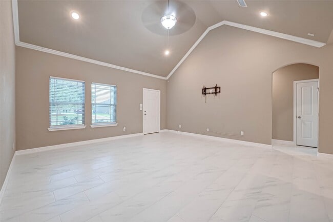Building Photo - 421 N Amherst Dr