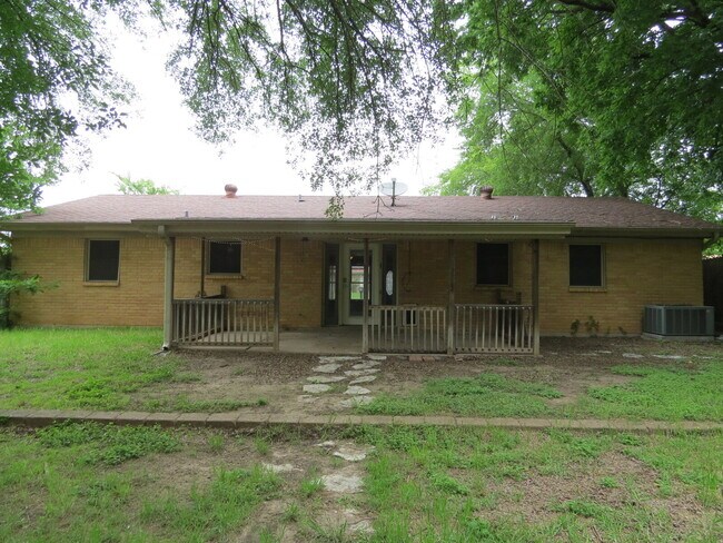 Building Photo - Welcome home to this adorable 3-bedroom, 2-bathroom house designed with comfort and style in mind!