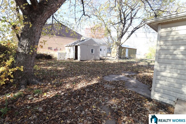 Building Photo - Charming Two Bedroom Home