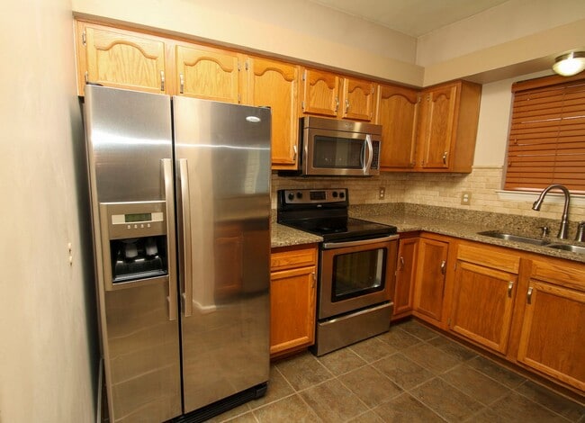 Building Photo - Townhome in sought after Coventry.