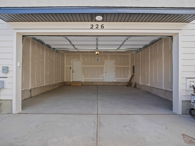 Building Photo - Beautiful 3-bedroom, 2.5-bath townhome