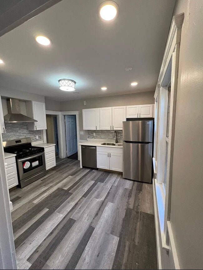 Building Photo - 21 Forest St