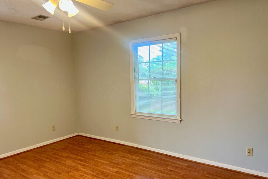 Building Photo - 4602 Norwich Rd