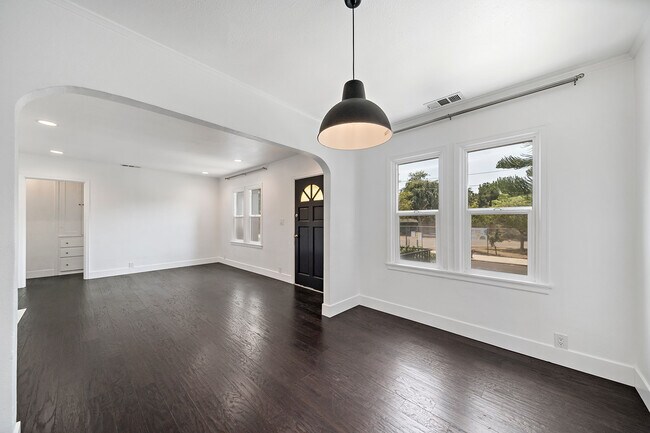 Building Photo - 4978 N North Maywood Ave